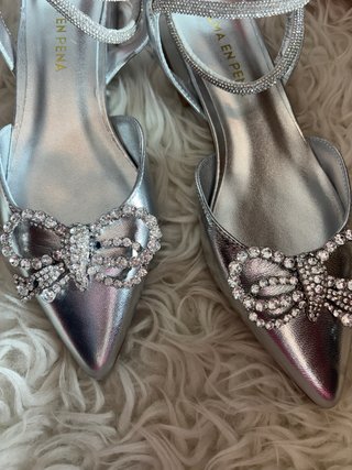 Zapatillas Alma en Pena plateadas con lazo