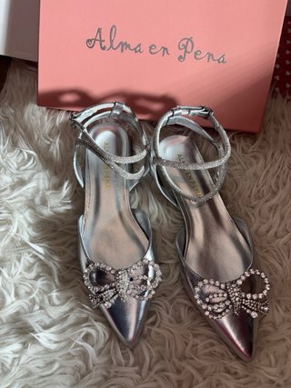 Zapatillas Alma en Pena plateadas con lazo