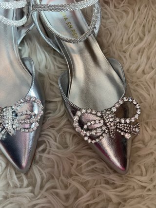 Zapatillas Alma en Pena plateadas con lazo