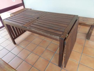 Conjunto mesa, bancos y baúl de jardín madera.