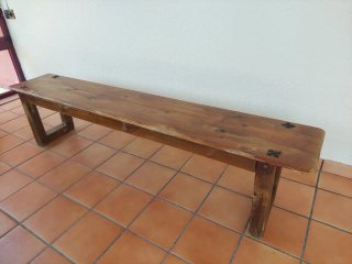 Conjunto mesa, bancos y baúl de jardín madera.