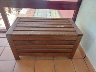 Conjunto mesa, bancos y baúl de jardín madera.