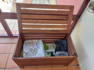 Conjunto mesa, bancos y baúl de jardín madera.