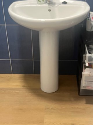Lavabo de pie de porcelana blanco con grifo
