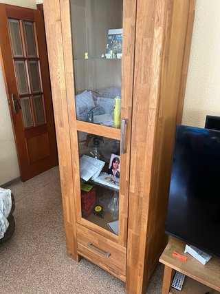 Mueble de salón con vitrina y TV