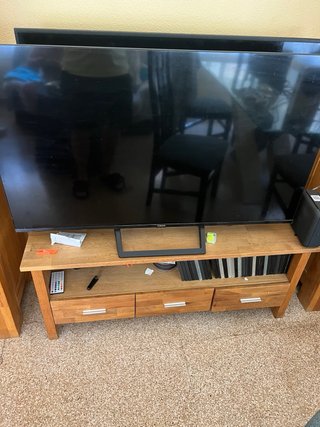 Mueble de salón con vitrina y TV