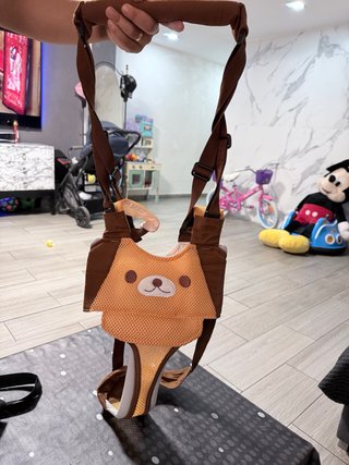 Sujeta bebe para andar