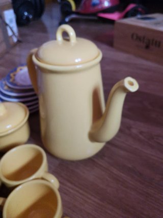 Juego de café amarillo con platos