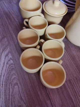 Juego de café amarillo con platos