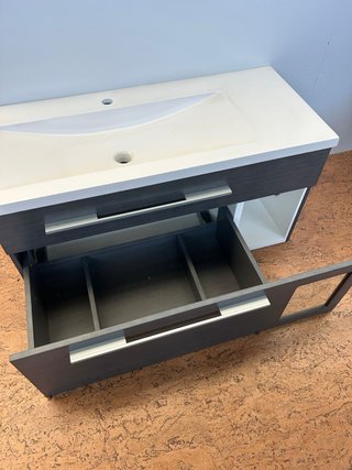 Mueble de baño suspendido gris y blanco