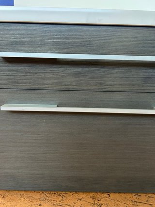 Mueble de baño suspendido gris y blanco