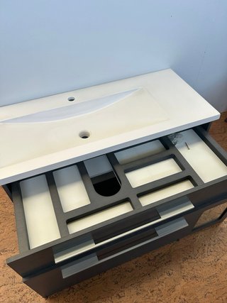 Mueble de baño suspendido gris y blanco