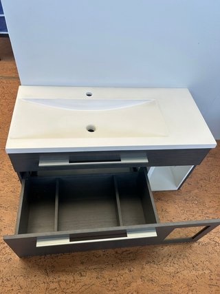 Mueble de baño suspendido gris y blanco