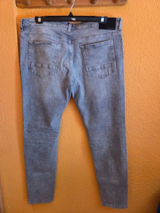 Vaqueros grises rotos