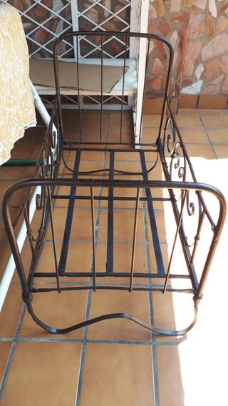 Cuna de hierro antigua.