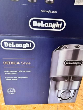 Cafetera DeLonghi Dedica Espresso en su caja
