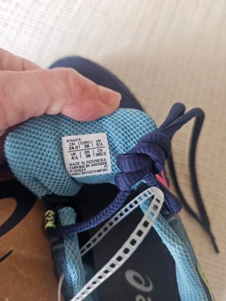 Zapatillas Asics Azul y Rosa con etiqueta