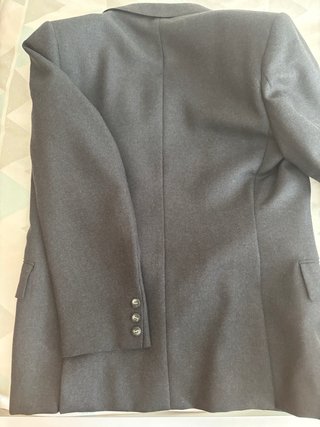 Traje de vestir gris y blanco
