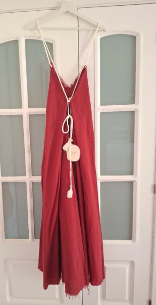 Vestido tirantes burdeos con bordados