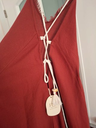 Vestido tirantes burdeos con bordados