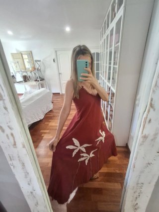 Vestido tirantes burdeos con bordados