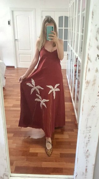 Vestido tirantes burdeos con bordados