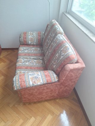 Sofá de tela multicolor y rojo