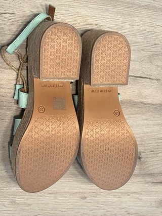 Sandalias cuña azul y marrón