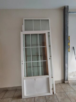 Puerta de patio con marco blanco
