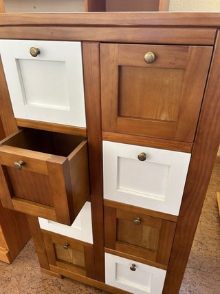 Mueble de madera con cajones