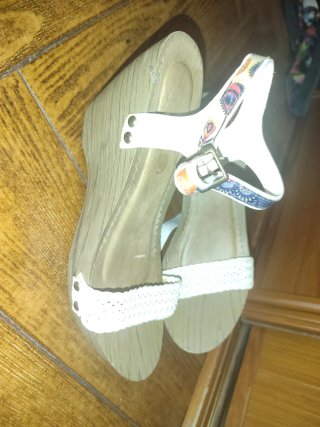 Sandalias cuña multicolor y blancas