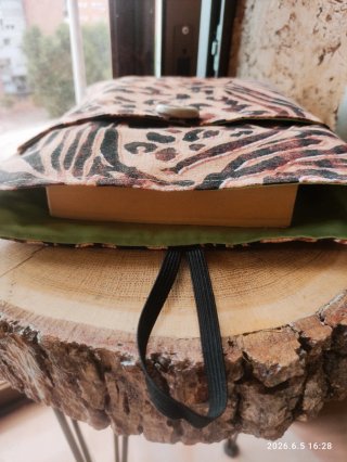 Funda libro y neceser estampado animal print..