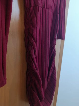 Vestido ajustado con escote asimétrico