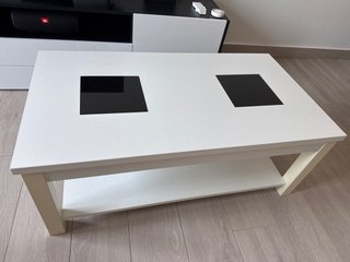 Mesa de centro blanca con detalles negros
