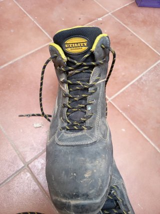 Botas de seguridad Diadora negras y amarillas