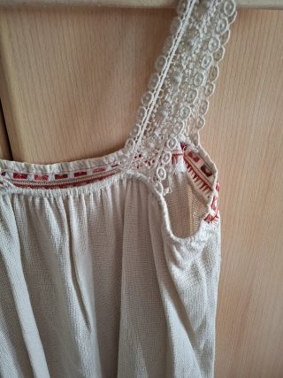 Blusa con encaje y bordado