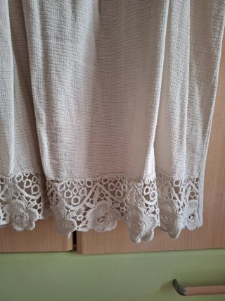 Blusa con encaje y bordado