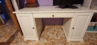 Escritorio de madera blanco con cajón