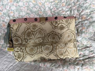 Bolso de mano rosa y dorado