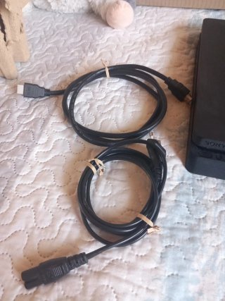 PS4 Slim 500GB + Mando + Cables