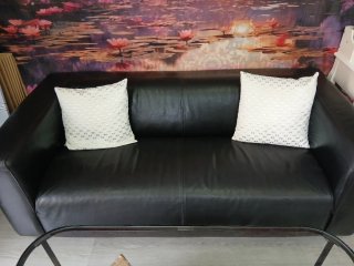 Sofá de piel negro