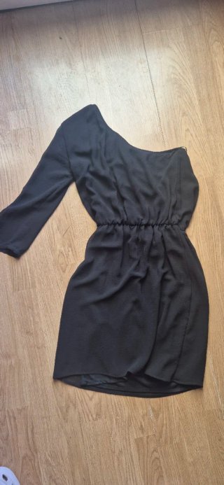 Vestido negro de fiesta con un hombro
