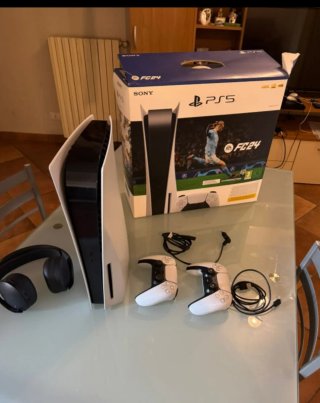 Playstation 5 con 2 controller e cuffie