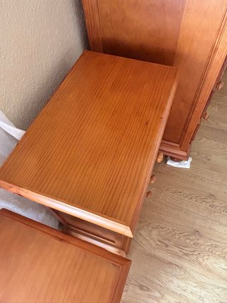 Cómoda, mesillas y cabecero de madera