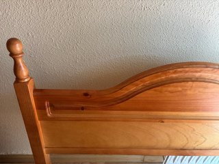 Cómoda, mesillas y cabecero de madera