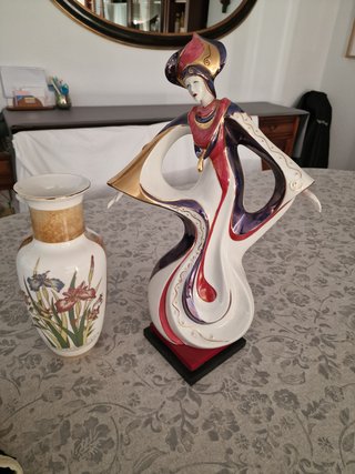 Figura y jarrón de cerámica