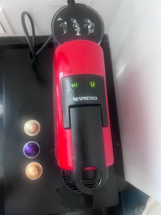 Cafetera Nespresso DeLonghi Pixie Roja