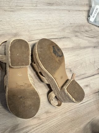 Sandalias cuña beige y oro