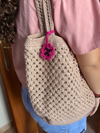 Bolso de crochet marrón con detalle rosa