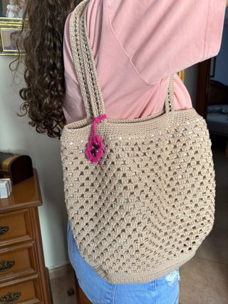 Bolso de crochet marrón con detalle rosa
